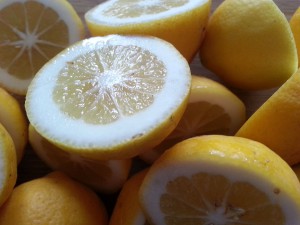 Lemon juice to detoxify the body